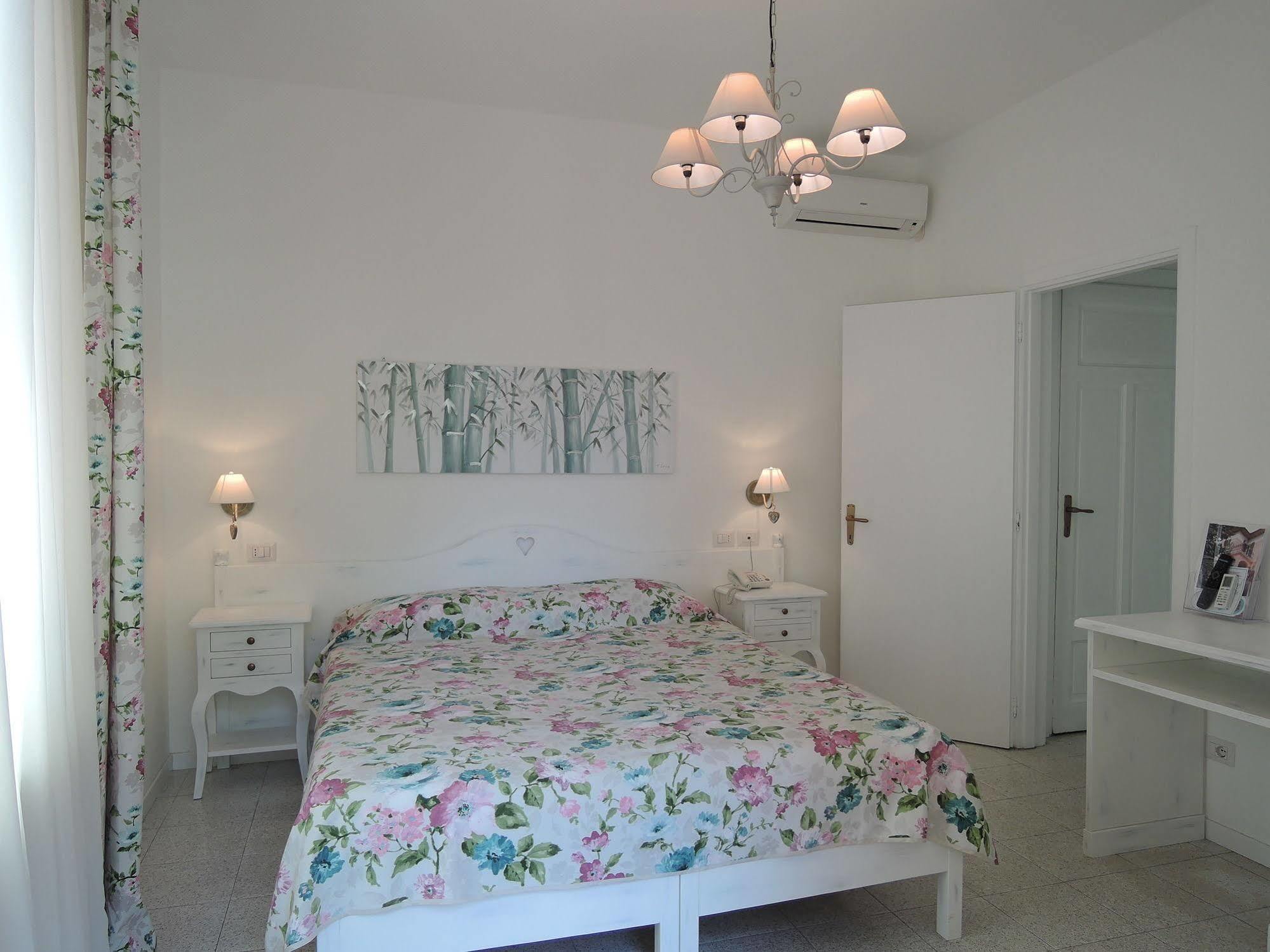 Hotel La Scogliera Бордихера Екстериор снимка