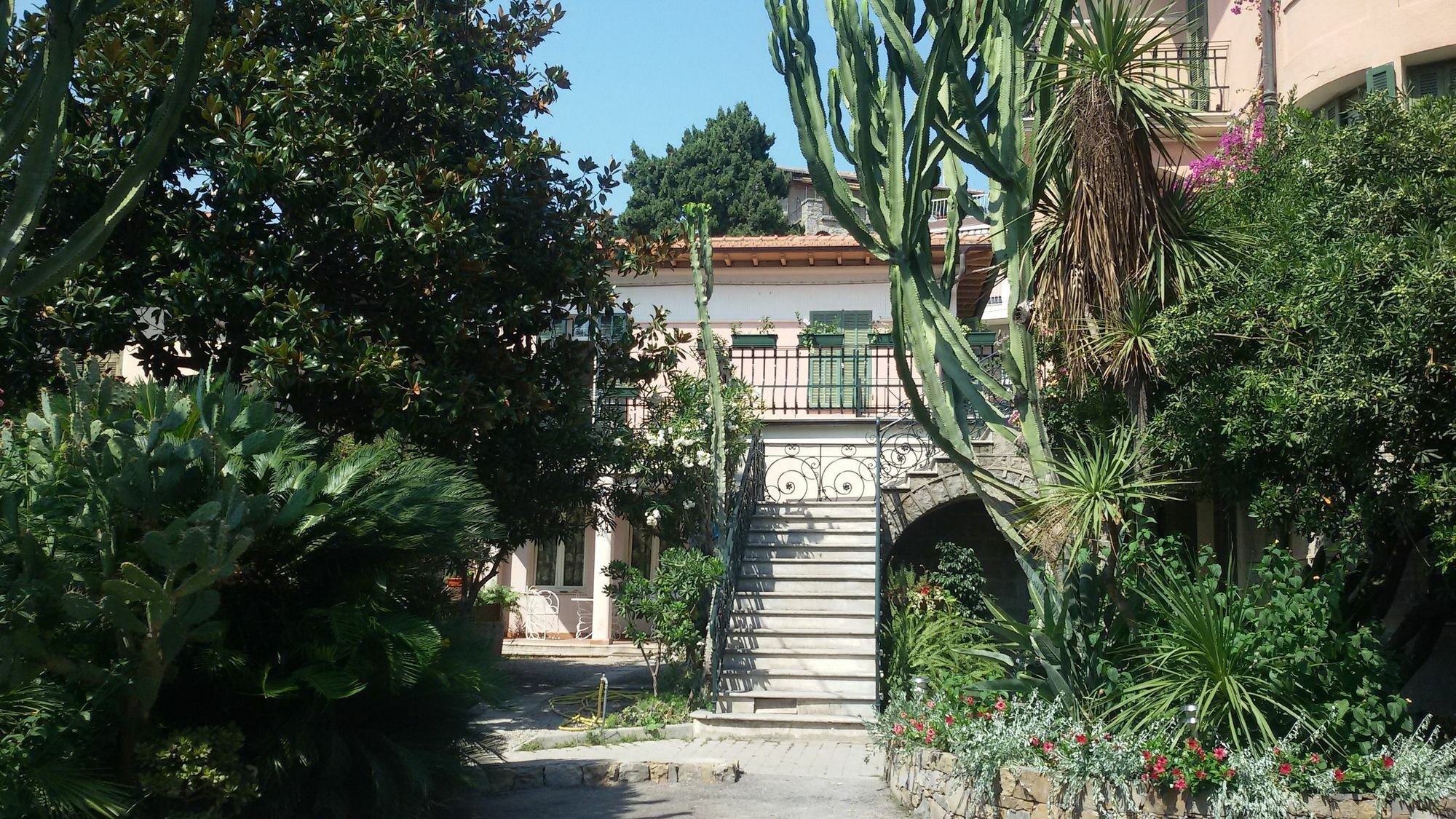 Hotel La Scogliera Бордихера Екстериор снимка