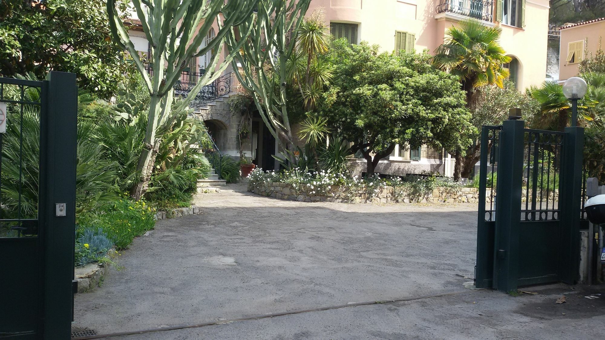 Hotel La Scogliera Бордихера Екстериор снимка